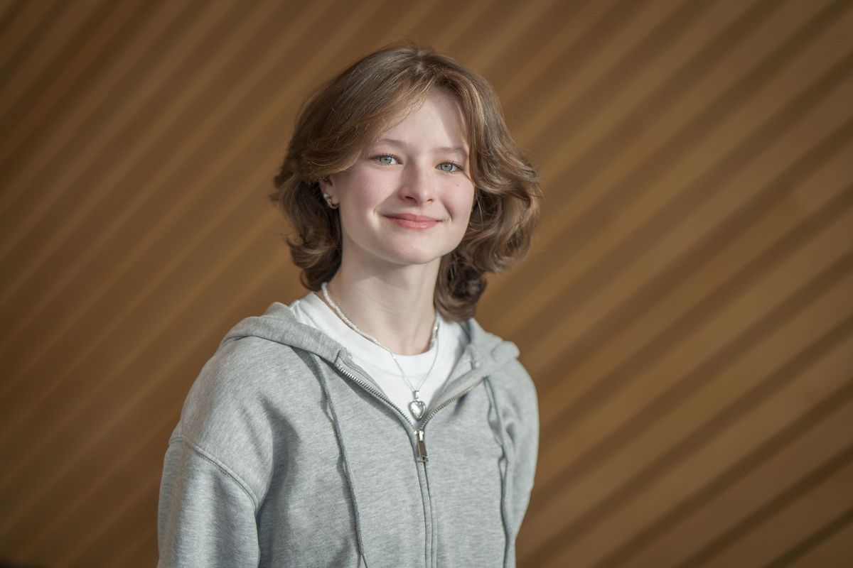 Portrettbilde av Kaja-Sophie-Sjølie i Kildens foajé.