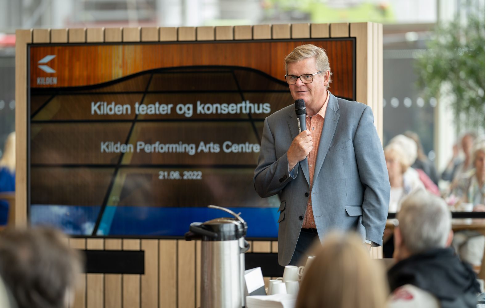 Mann ønsker velkommen