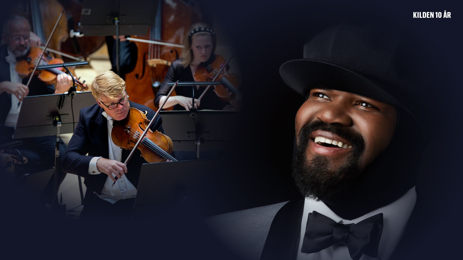 Collage av to bilder: Musikere i et symfoniorkester spiller på sine instrumenter. Til høyre er det et portrettbilde av mann med mørk hud, kledd i mørkegraå jakke, vhit skjorte og tversoversløyfe. På hodet har han en sort cap. Han smiler.