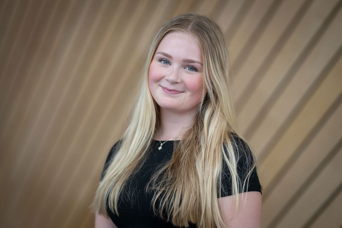 Portrettbilde av Sofie Nyland Botnan i Kildens foajé