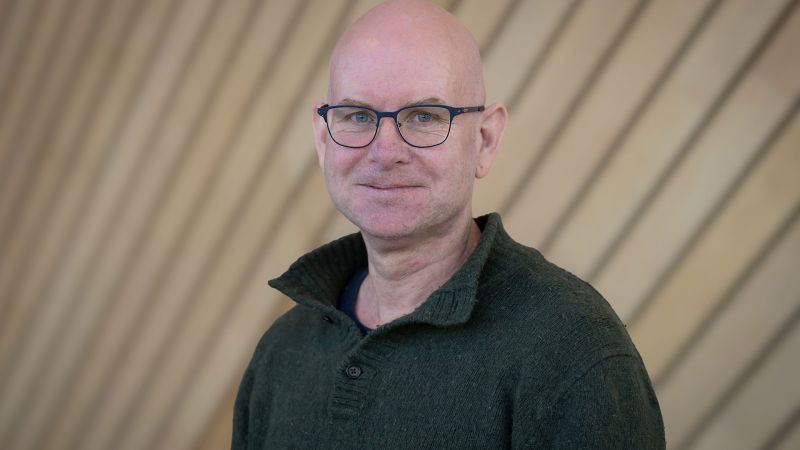 Portrettbilde av Lars Lunde i Kildens foajé