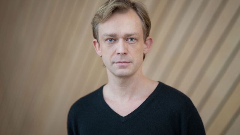 Portrettbilde av Fredrik Høstaker i Kildens foajé