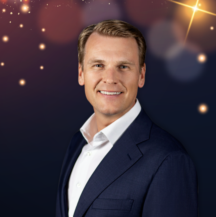 portrettbilde av en ung kar i dress og skjorte med stjerner i bakgrunnen