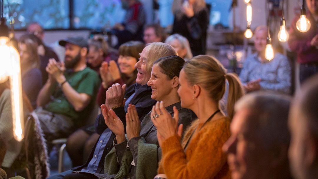 Animasjon av teaterplakaten for Heimanifrå