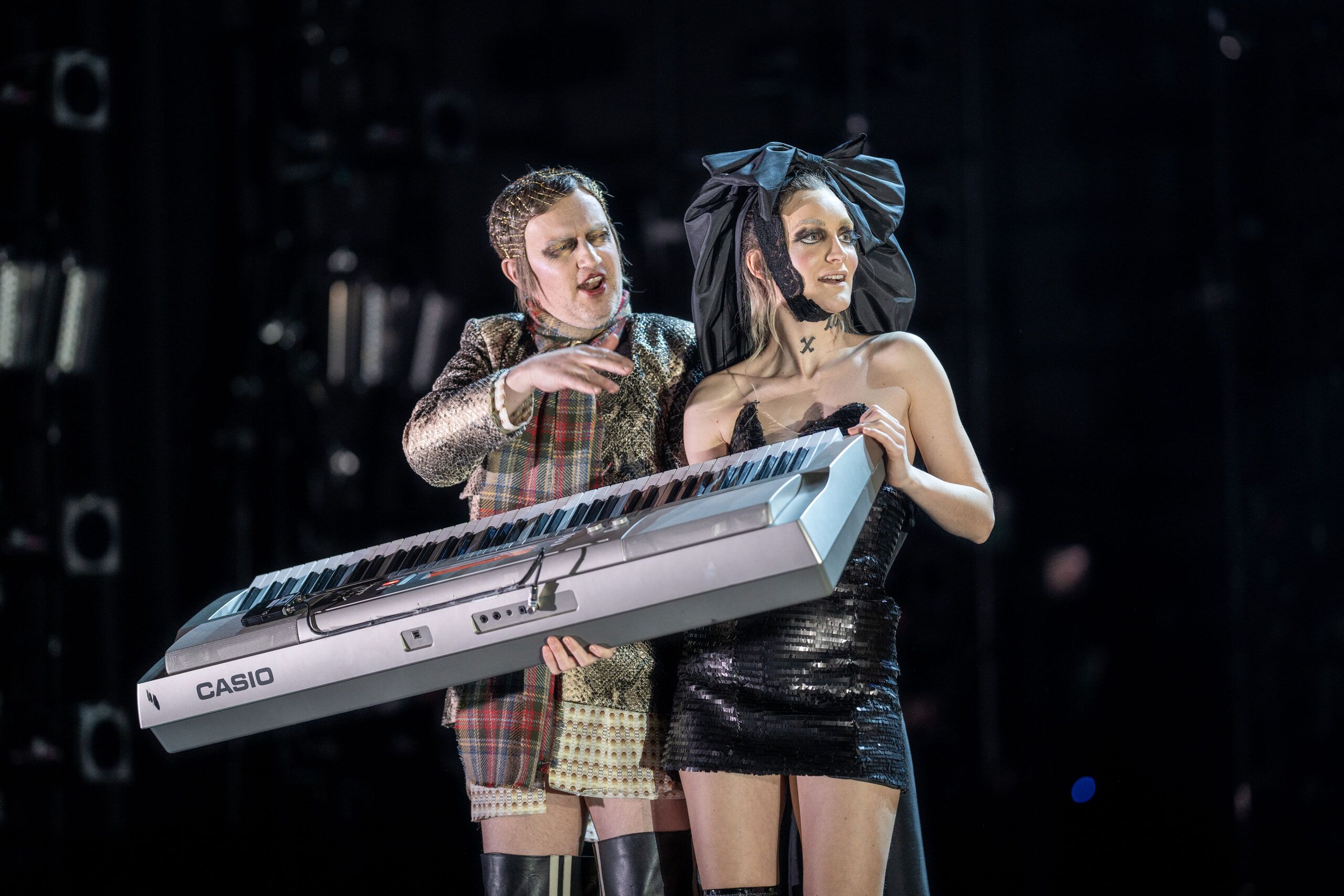Nastasia og Ivolgin med et keyboard på scenen i Idioten.
