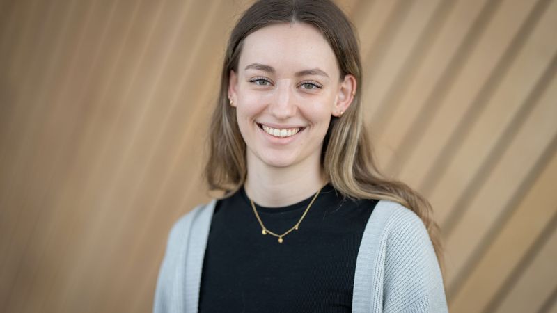 Portrettbilde av Ingrid Ose i Kildens foajé.