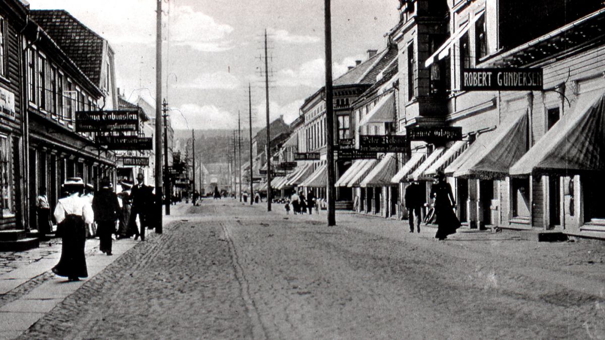 Arkivbilde fra Kristiansands gater for ca. 100 år siden.
