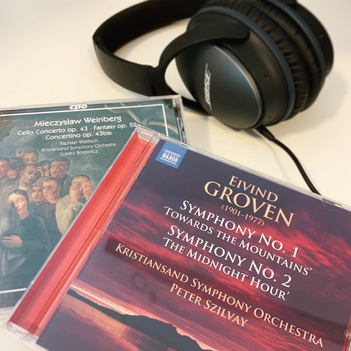 Bilde av to cder og et headset