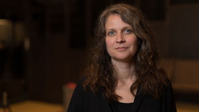 Regissør stående i rom