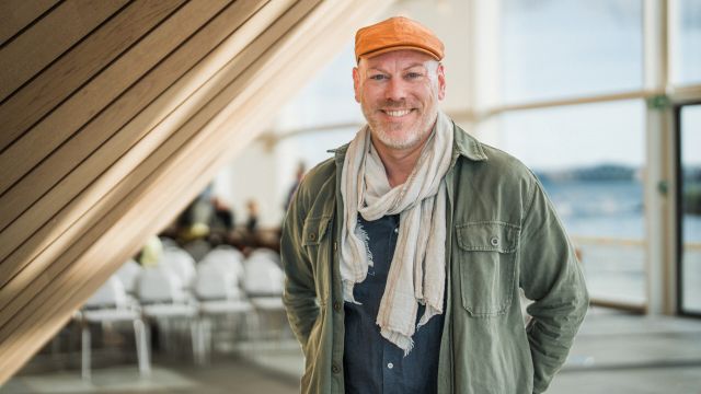 KSO-abonnent Bjørnar Abusdal smilende i Kilden foajé
