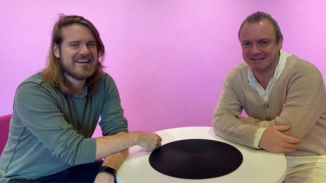 To personer rundt et bord