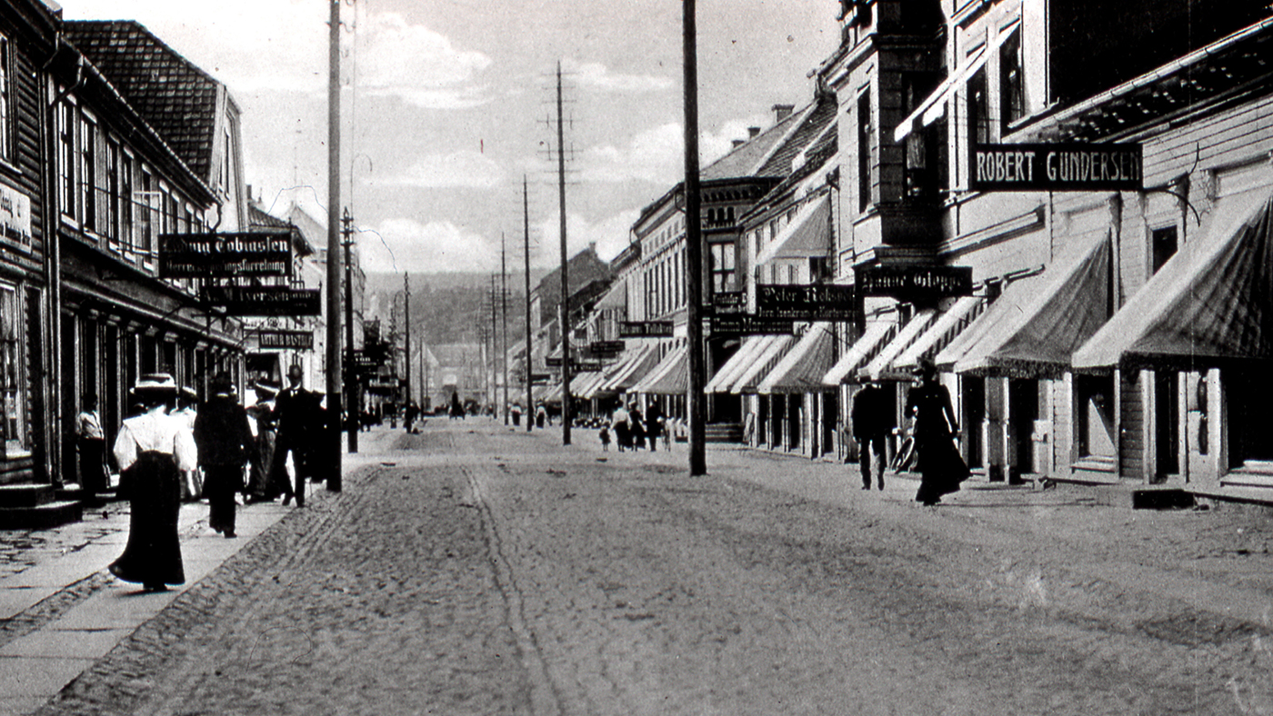 Arkivbilde fra Kristiansands gater for ca. 100 år siden.