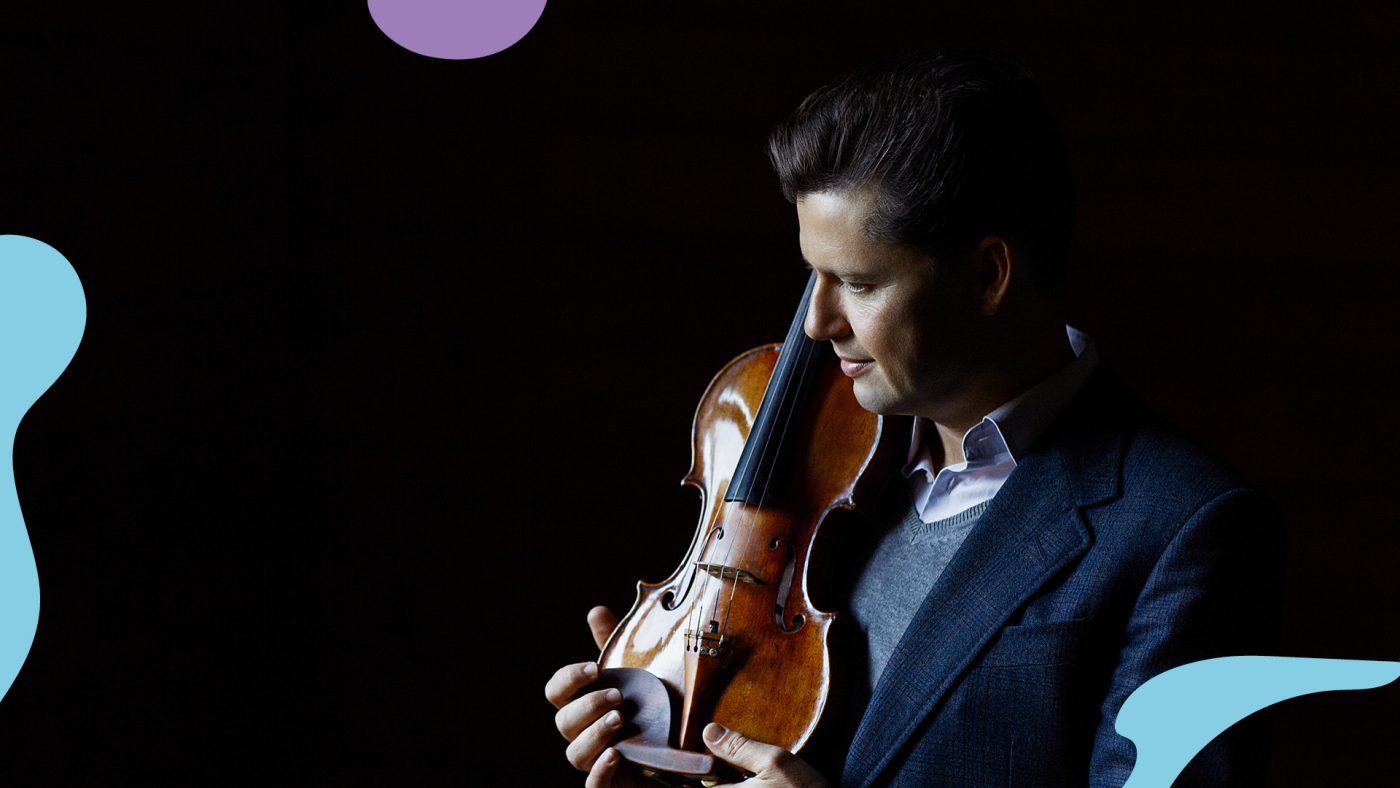 Bilde av mannlig fiolinist med fiolinen på skuldera.