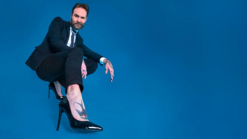 Adam setter skapet på plass