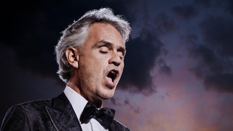 Andrea Bocelli på bystranda