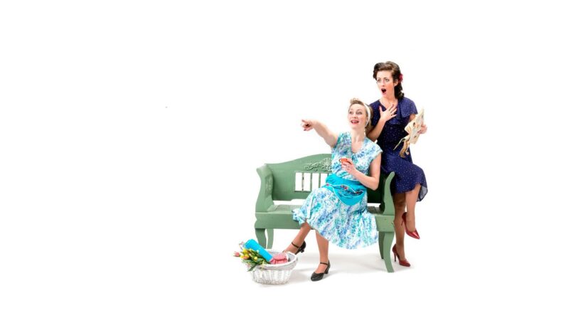 På en grønnmalt benk i haven