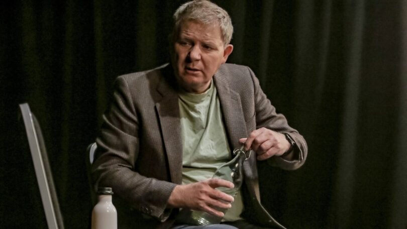 Kan du sette deg ned Gud, vi må snakke sammen