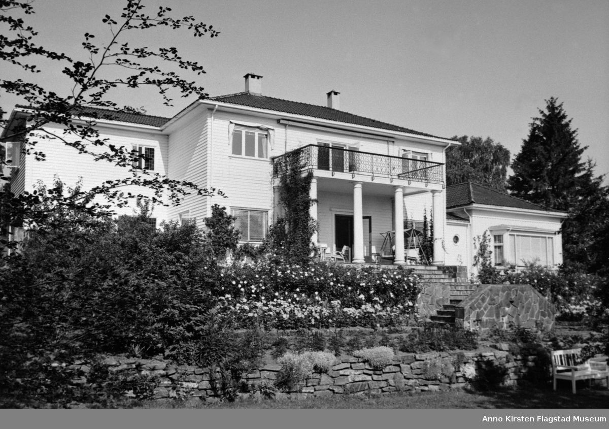 et sorthvitt bilde av huset til kirsten flagstad på Amalienborg