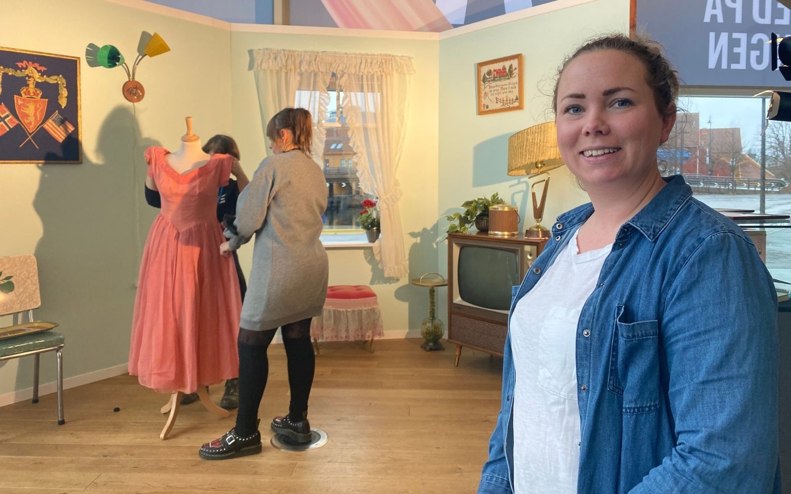 Kvinne i forgrunnen av rigging