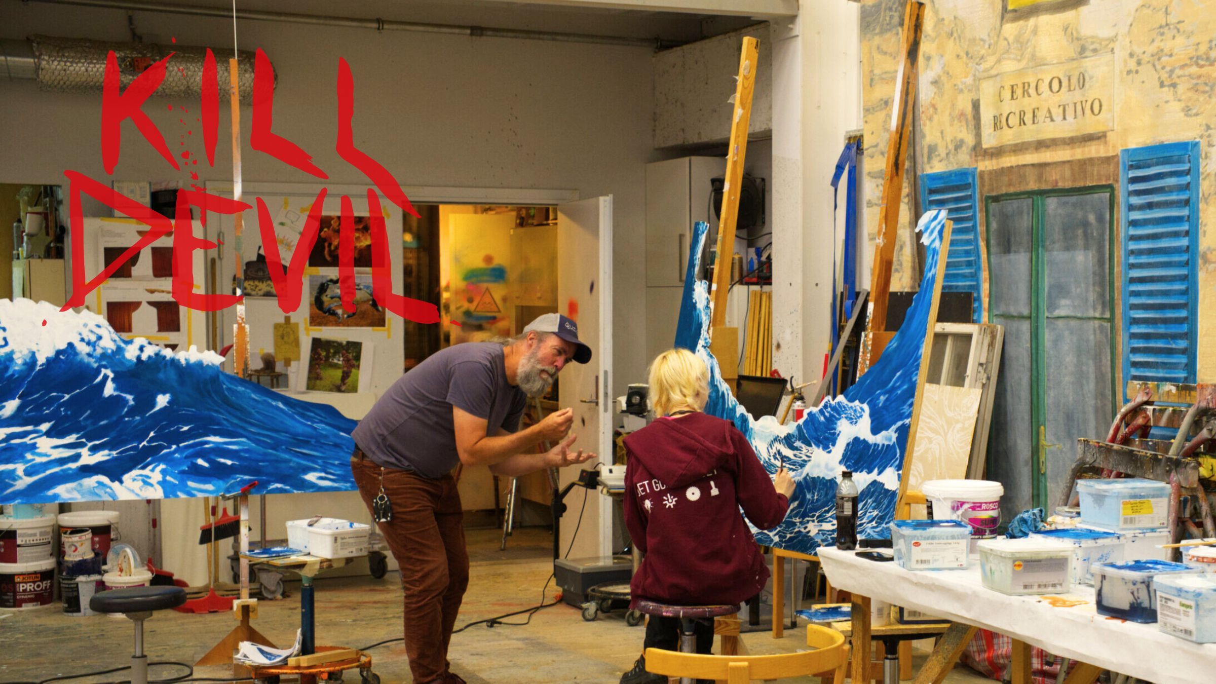 Mike Troxel i Kildens versksted. Snakker engasjerende til kollega.