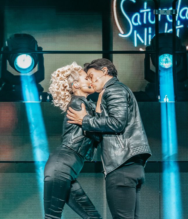 Atle Pettersen og Charlotte Brænna på scenen som Danny og Sandy