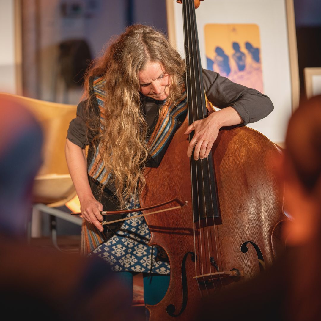 Guro Skumsnes Moe fremfører et musikkstykke under Kildens teaterlansering for 2025. 