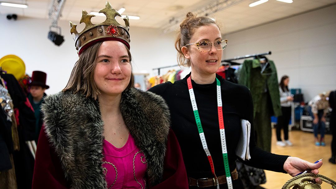 To kvinner i sminkerommet