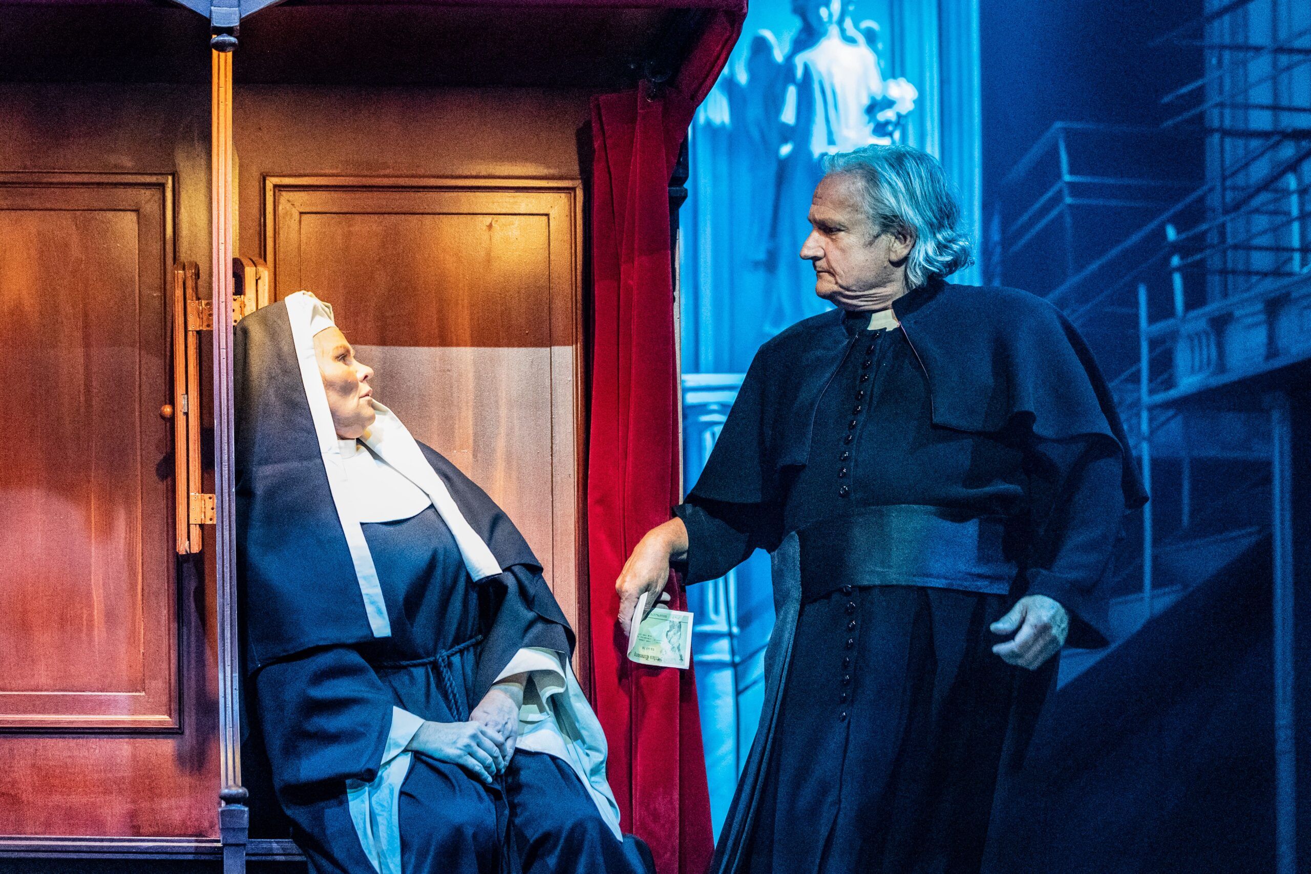 Mia Gundersen og Tom Sterri i en skrifteboks, ser på hverandre