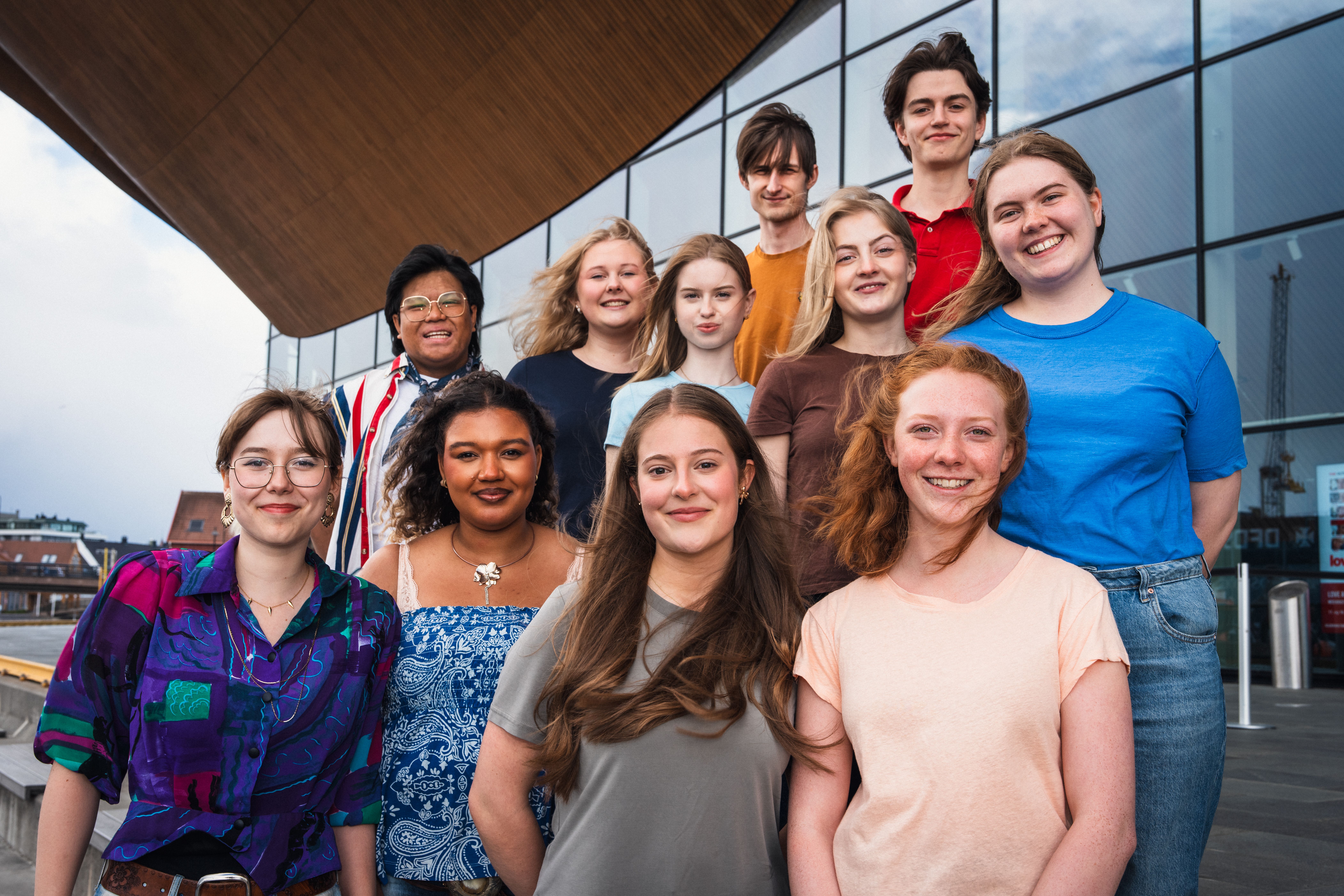 Unge korsangere utenfor Kilden