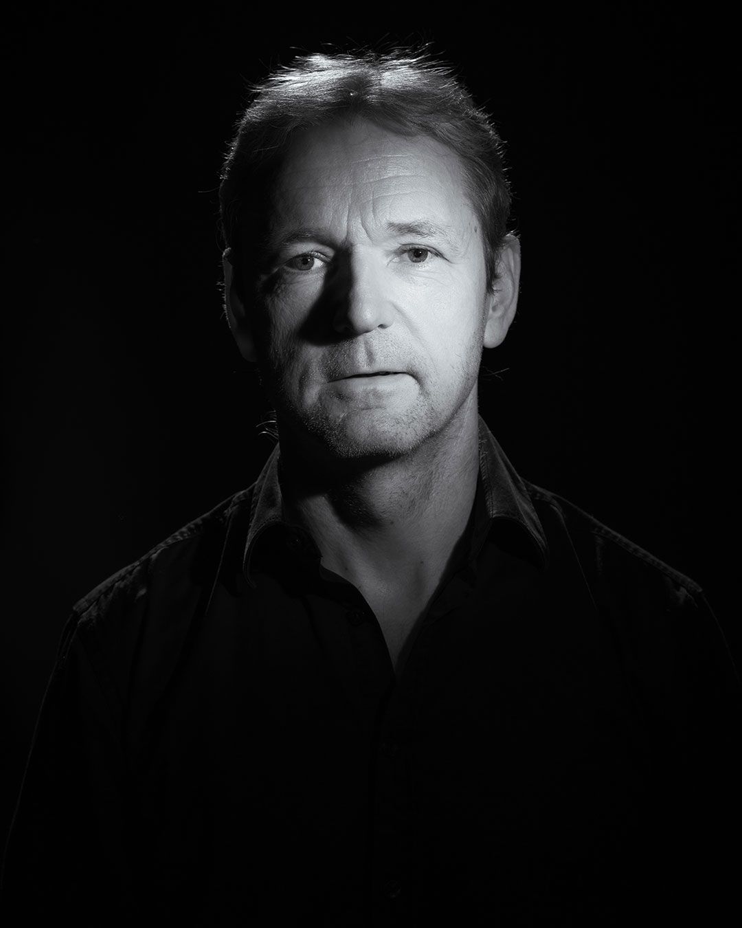 Svart-hvitt portrettbilde av musiker Henning Seldal.