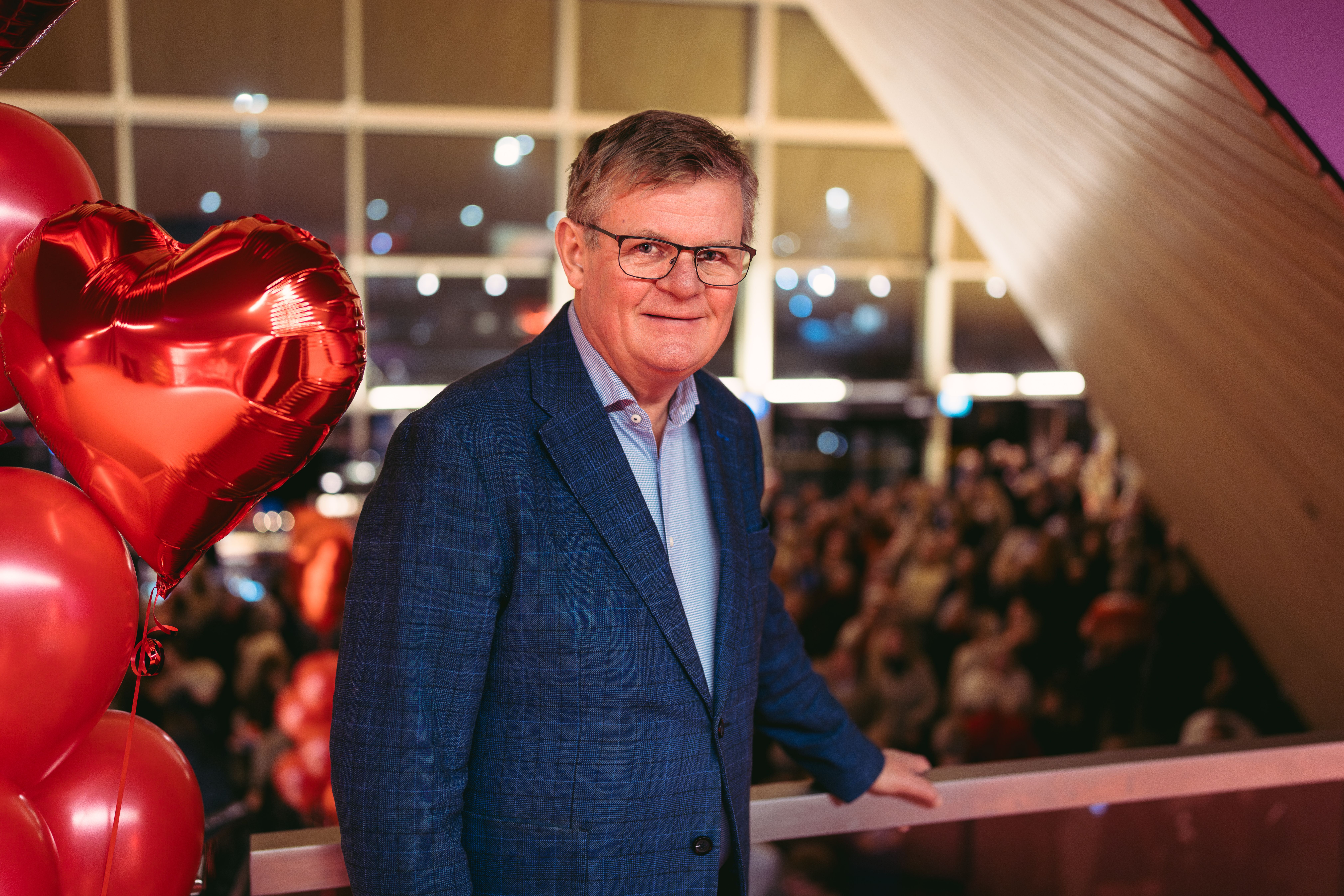 Administrerende direktør Harald Furre i en fullsatt foajé i Kilden