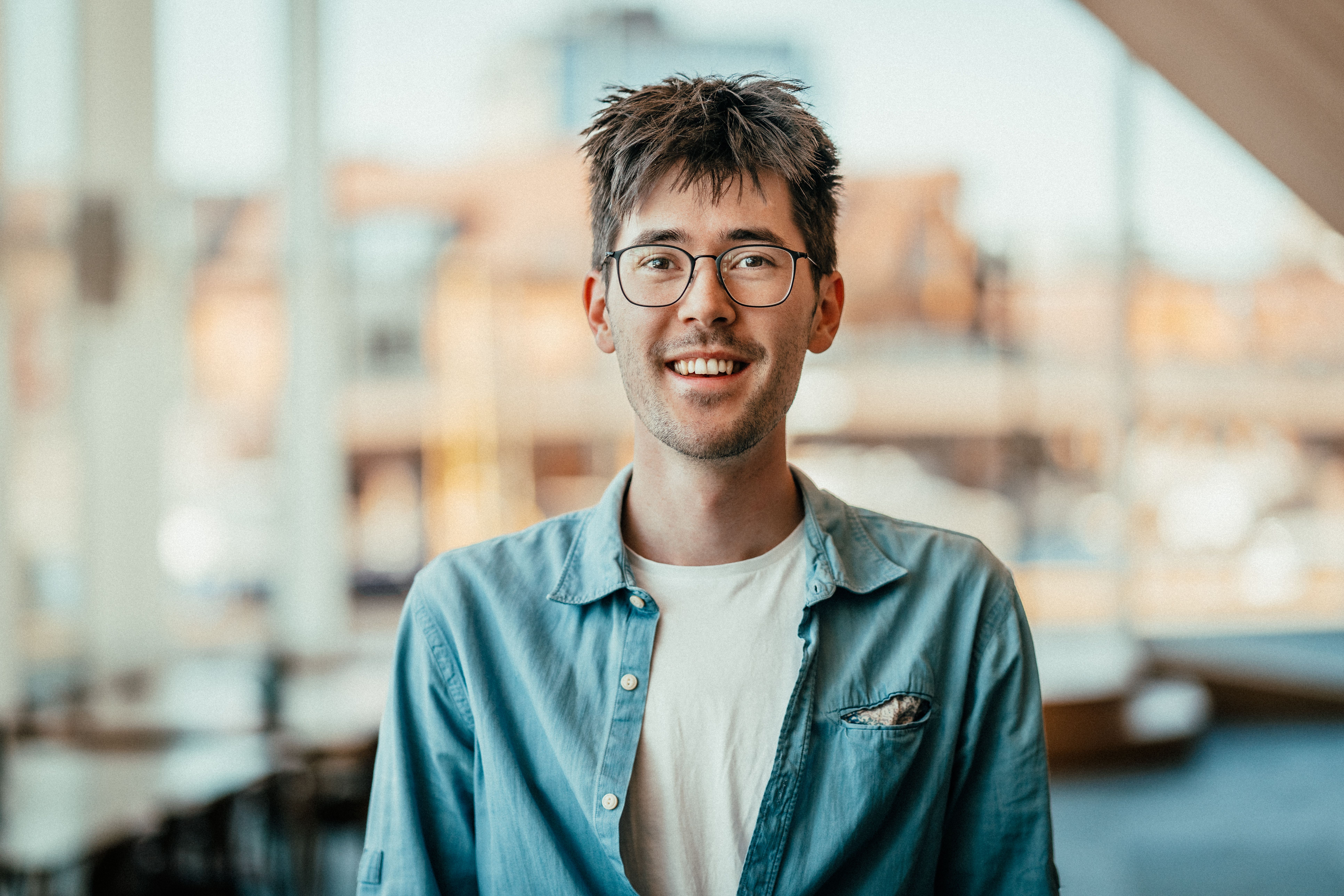 Kildens sommervert poserende i foajéen