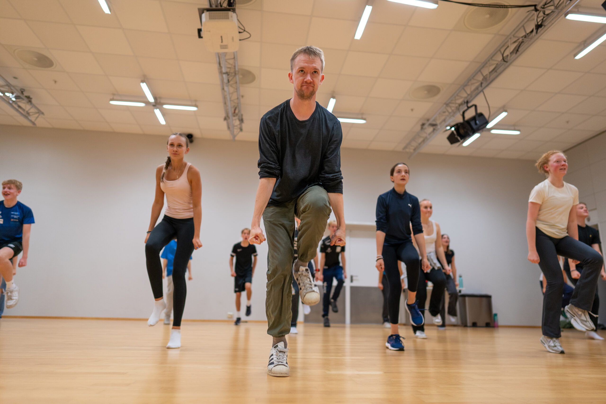 Bilde av Mikkel Manum som koreograferer Ungdomskilden til forestillingen Grease. 