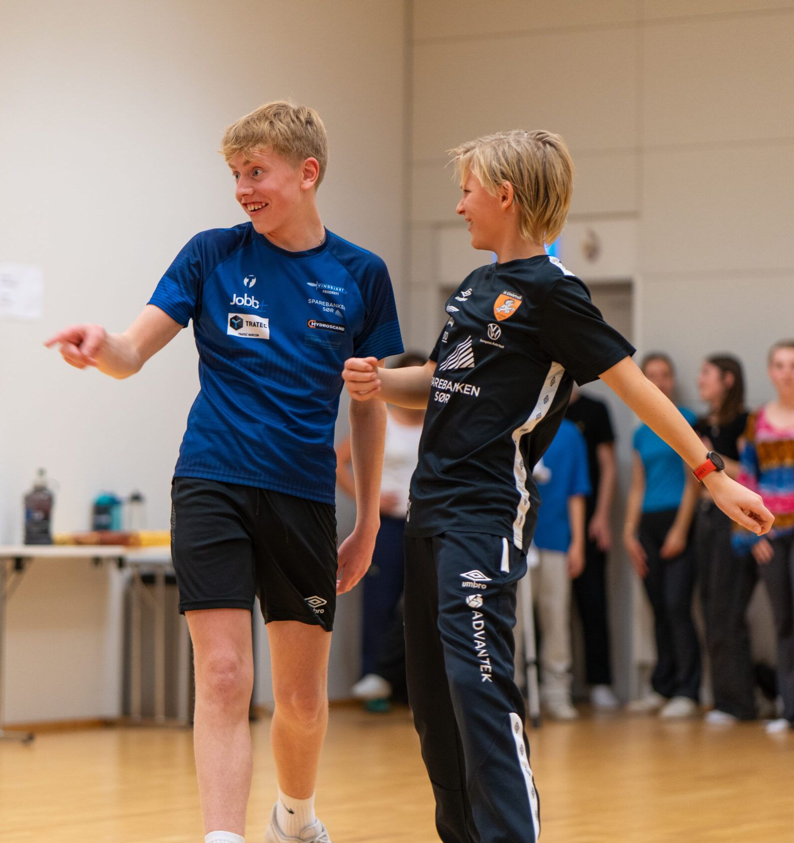 To unge gutter på audition for Grease