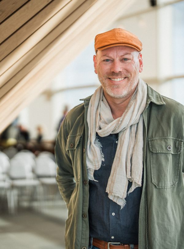 KSO-abonnent Bjørnar Abusdal smilende i Kilden foajé