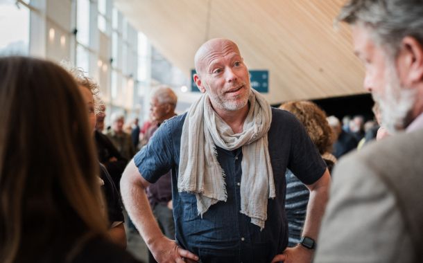 Gullabonnent Bjørnar Ausdal snakker med Pål Svendsberget i Kildens foajé