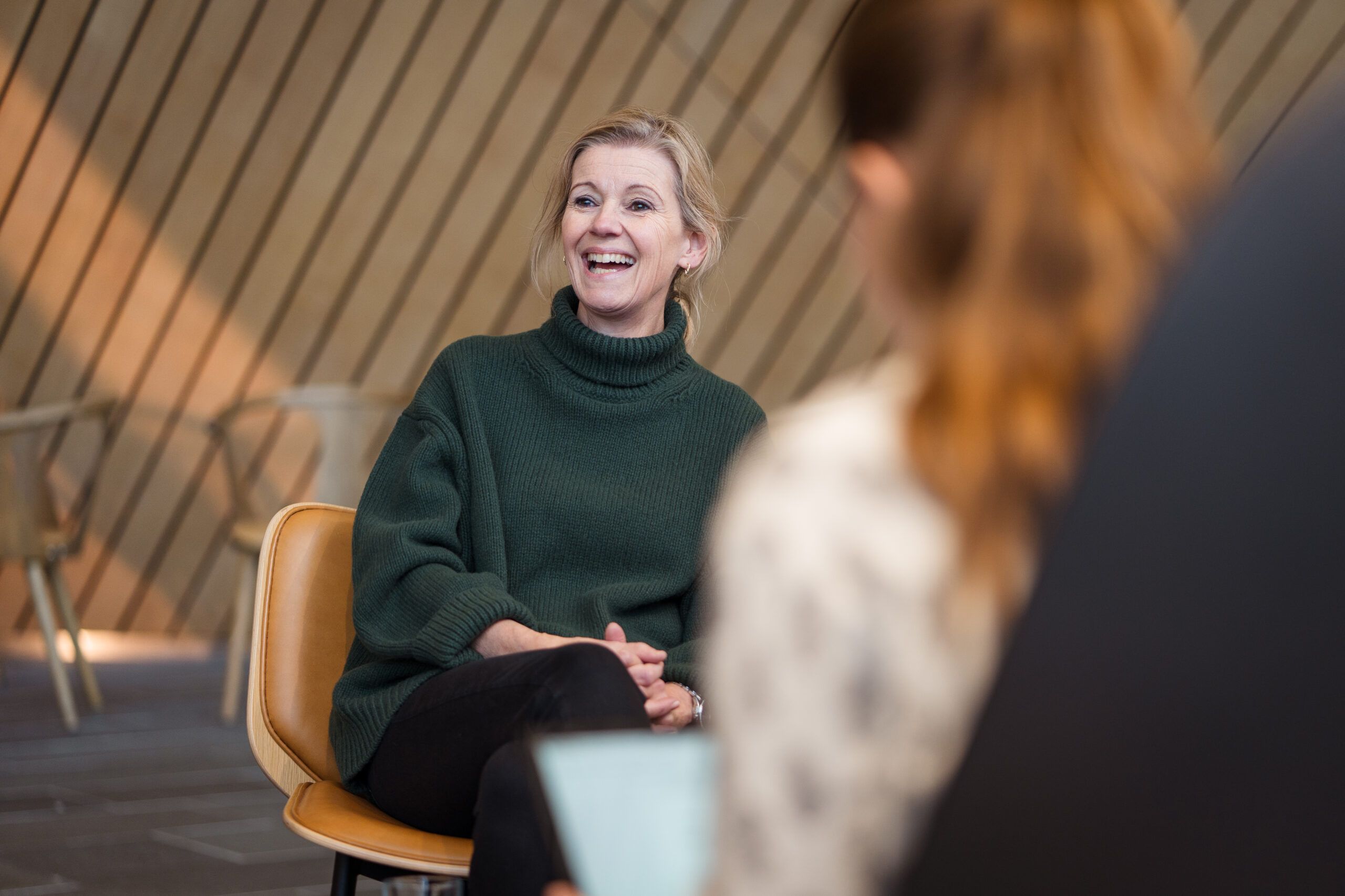 Teaterkortinnehaver Lene Hartveit fotografert under intervjusetting.