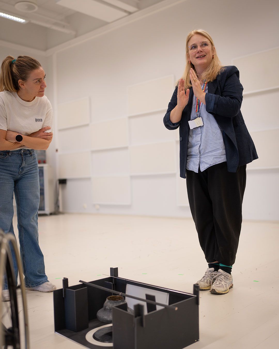 Regissør Victoria Meirik og skuespiller Ann Ingrid Fuglestveit på prøvestart til Påske