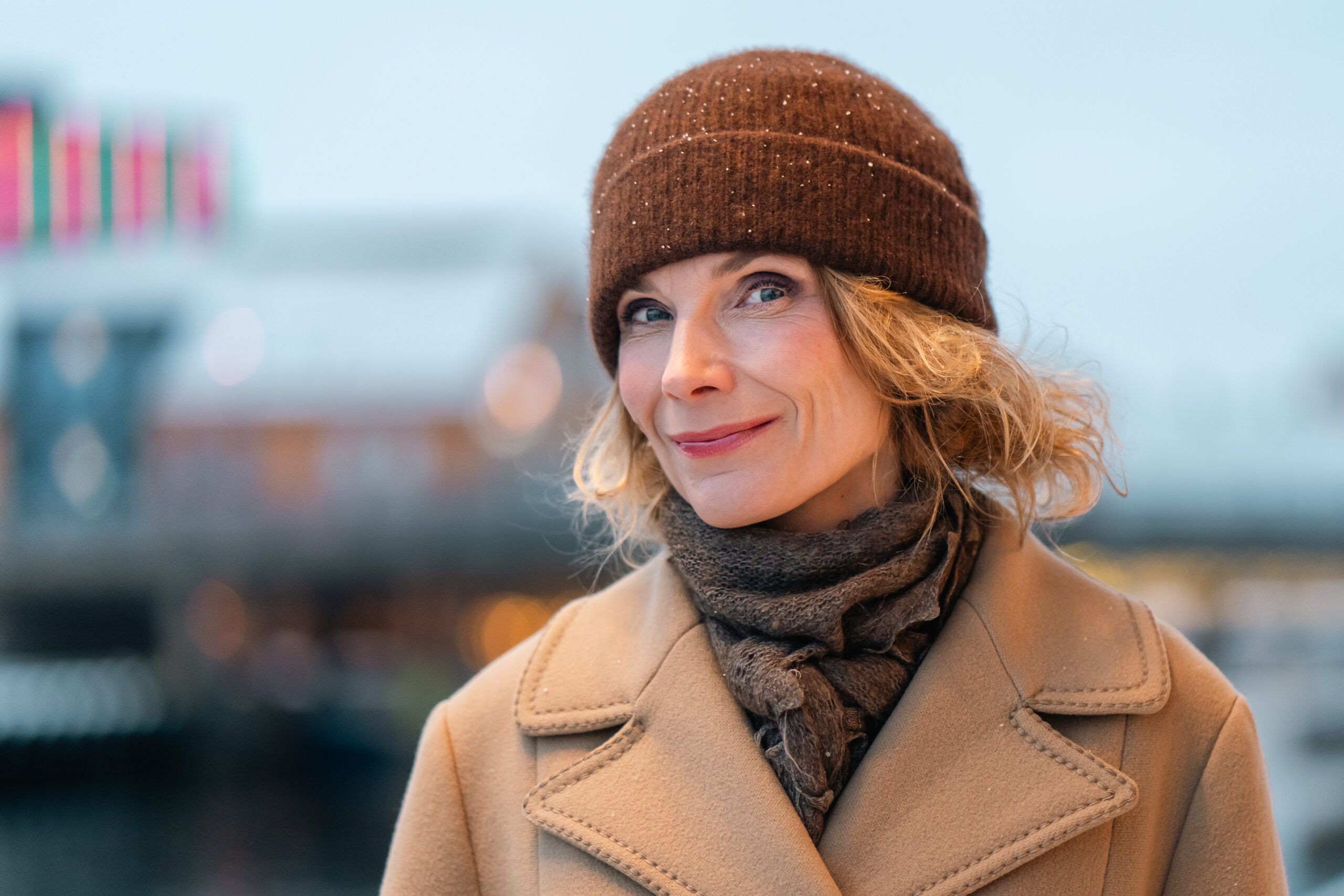 Smilende kvinne med lue utenfor Kilden