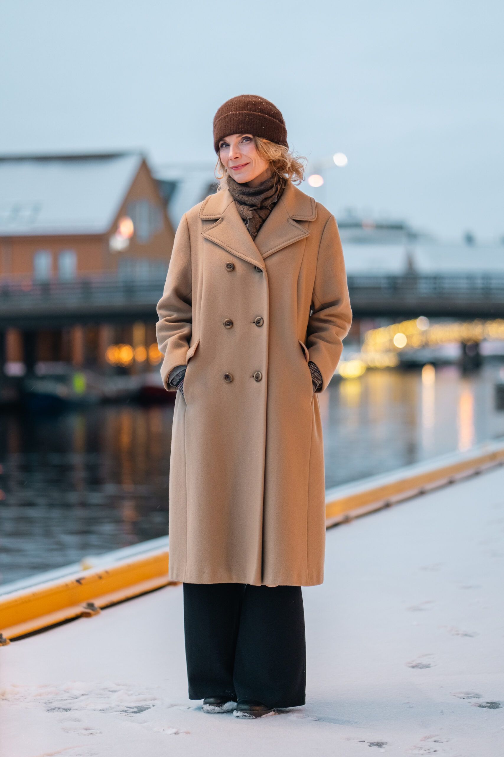 Smilende kvinne med lue utenfor Kilden