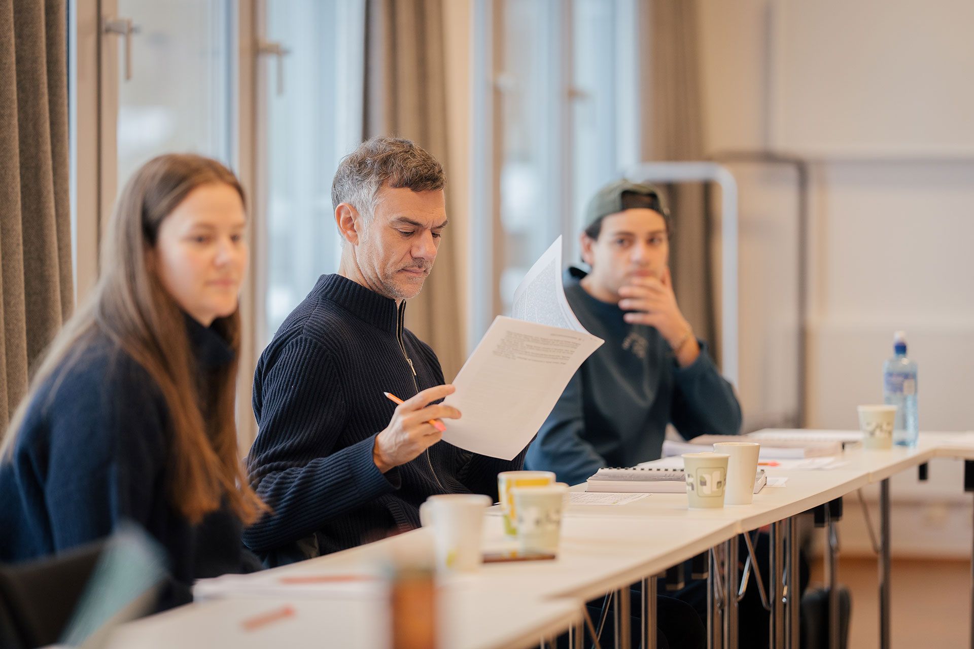 Regissør Laurent under prøvestart på Romeo og Julie.