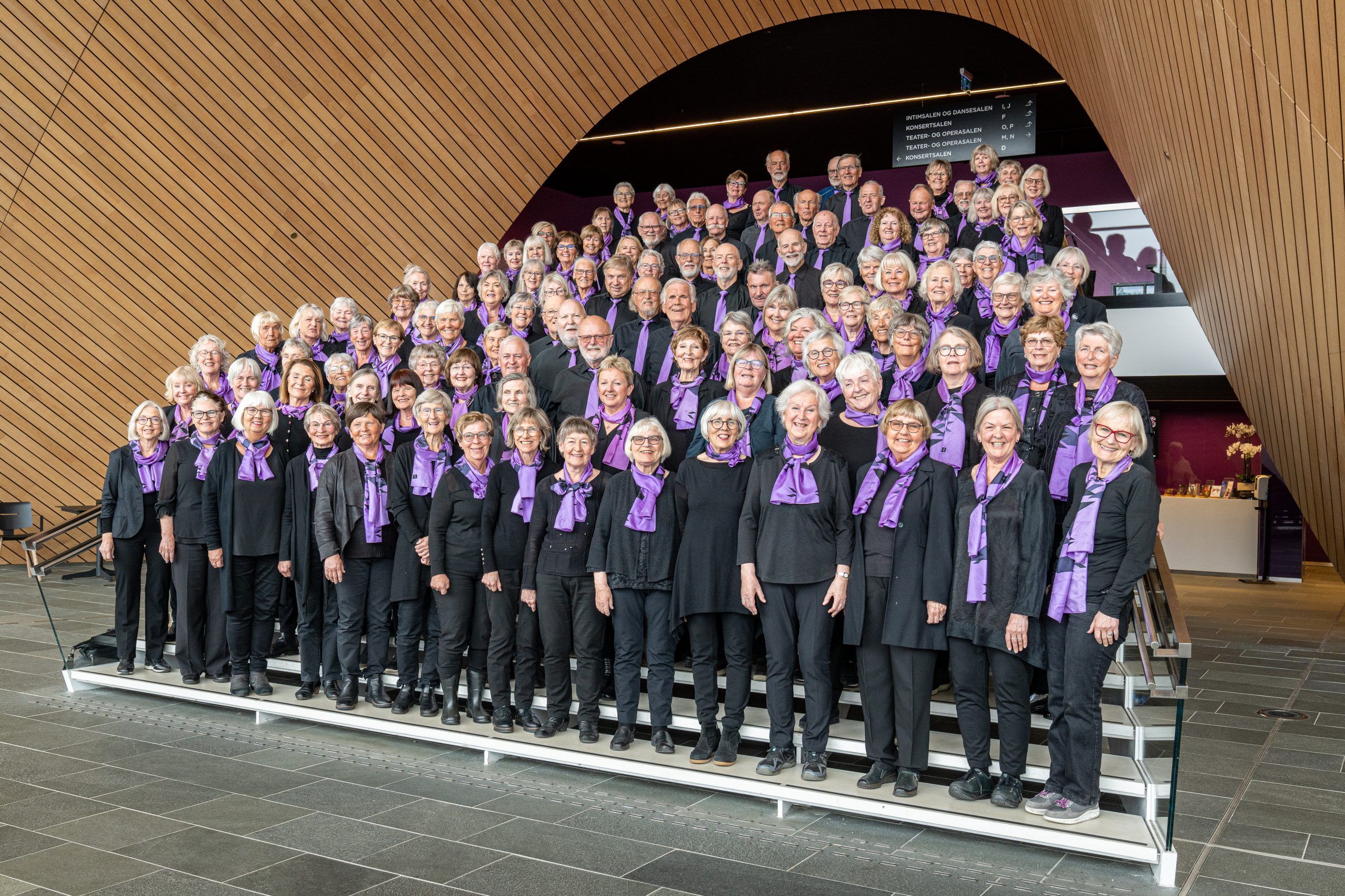 Kilden's senior choir, Sølvstrupene, is posing in the lobby at Kilden