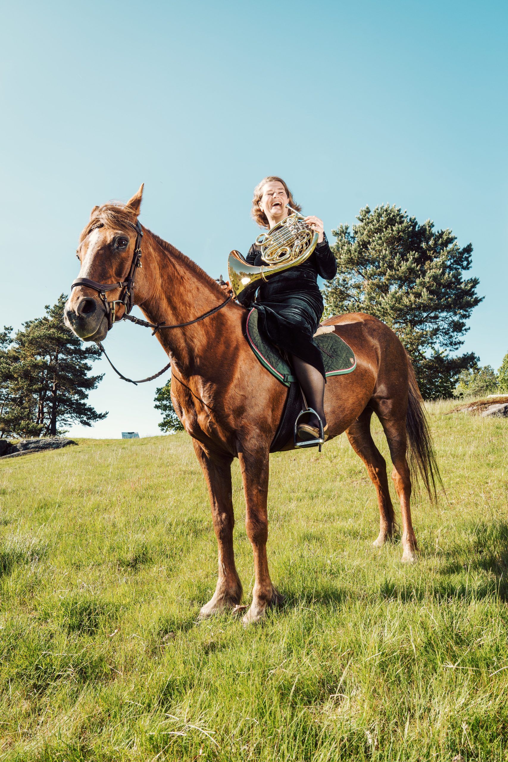 Hilde Garby Lunde sitter på hest med horn