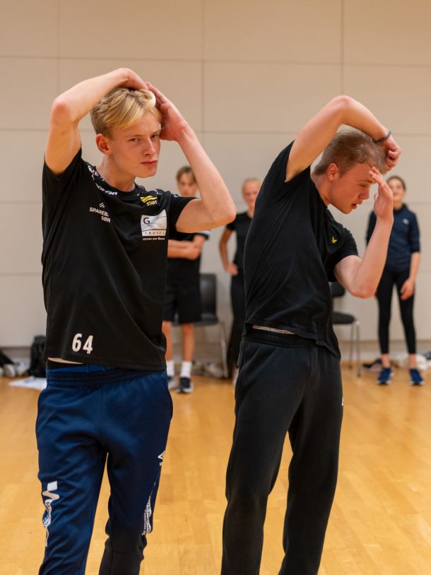 Gutter tar på seg brylkrem