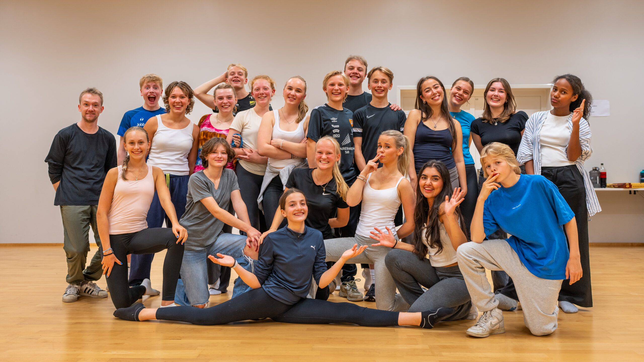 To kvinner i sminkerommet