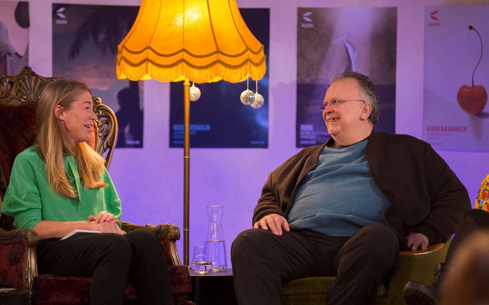 Dame og mann i dialog