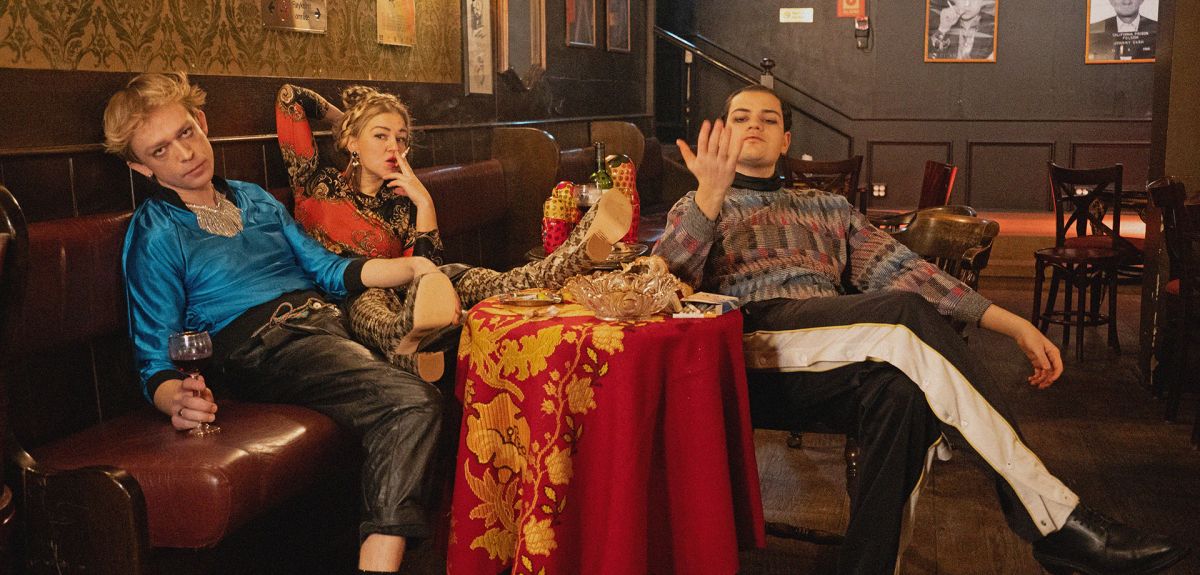 Bilde av tre skuespillere på Telfords