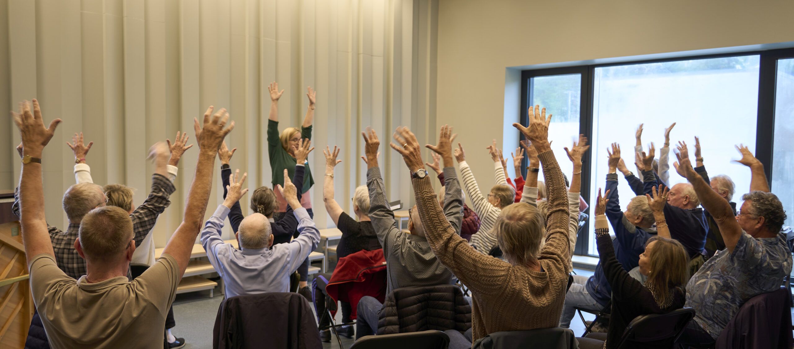 Solveig, dirigent for Gullstrupene varmer opp koret