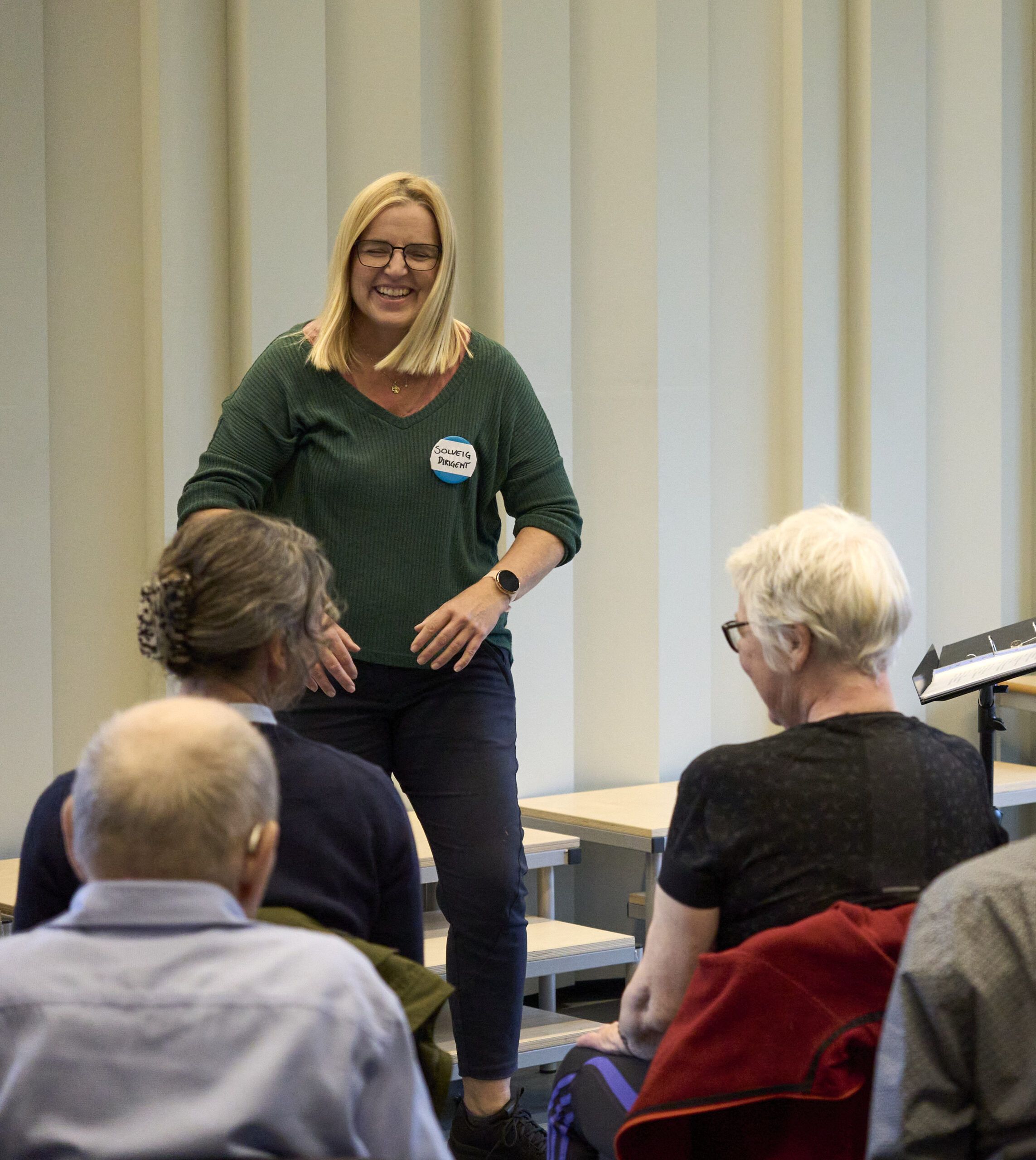 Solveig, dirigent for Gullstrupene varmer opp koret