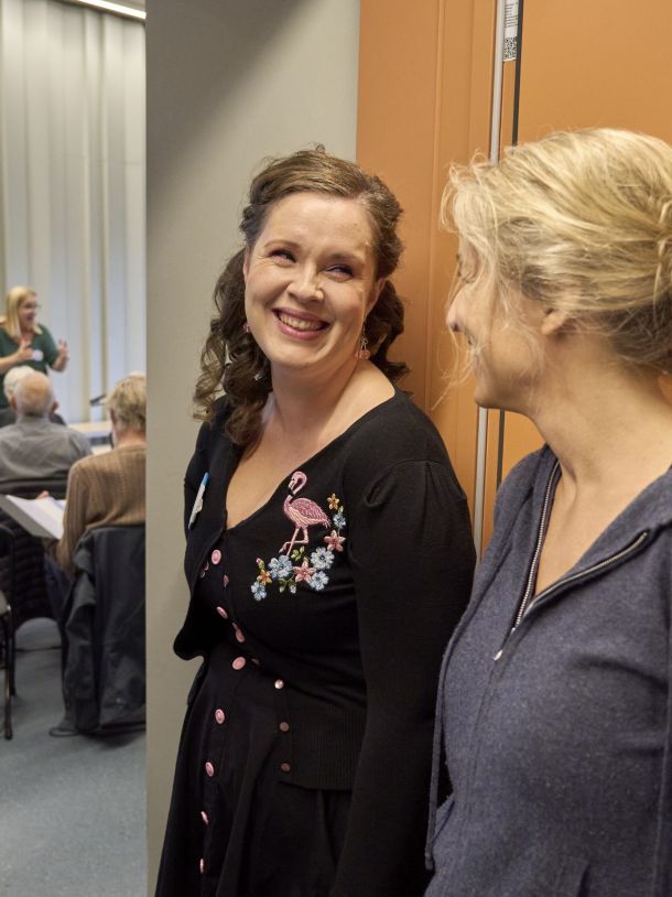 Maria Thorkildsen produsent for Gullstrupene står i døråpningen og smiler